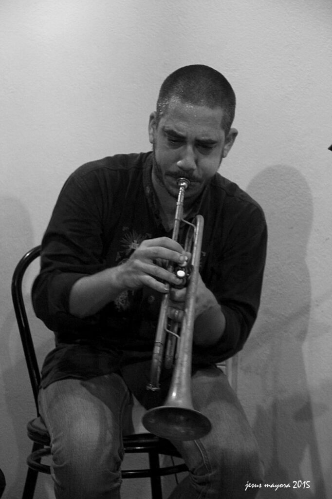 Imatge del Joan González tocant la trompeta