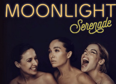 Tres noies i text Moonlight