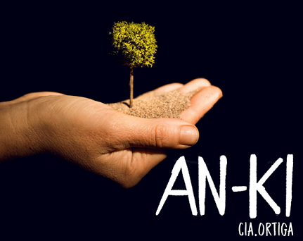 An-ki, primer pla de la mà amb arbre dins