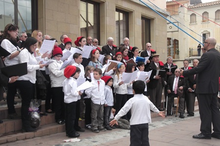 Caramelles singing at the door of the City Hall