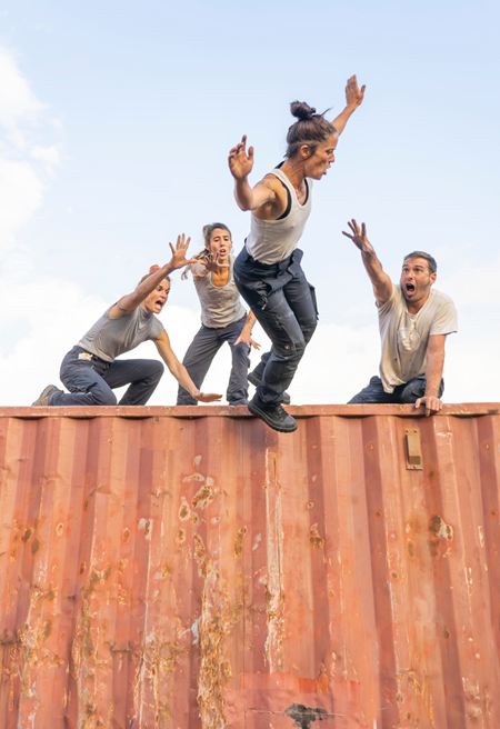 Artistes de la Cia. Flying Pikmis durant l'espectacle