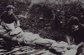 Dues dones netejant la roba