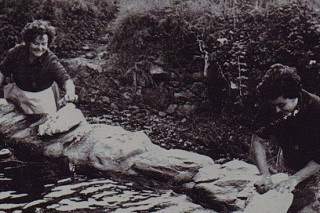 Dues dones netejant la roba