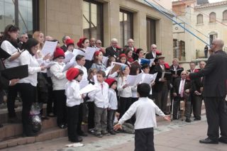 Cantada de Caramelles a la porta de l'Ajuntament