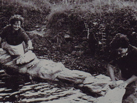 Dues dones netejant la roba