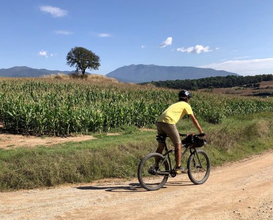 Camí obac amb dos ciclistes circulant-hi