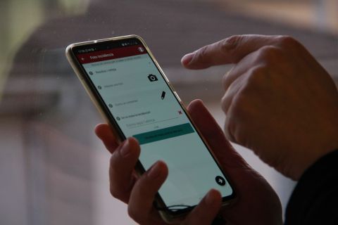 primer pla d'un dit escrivint en un mòbil