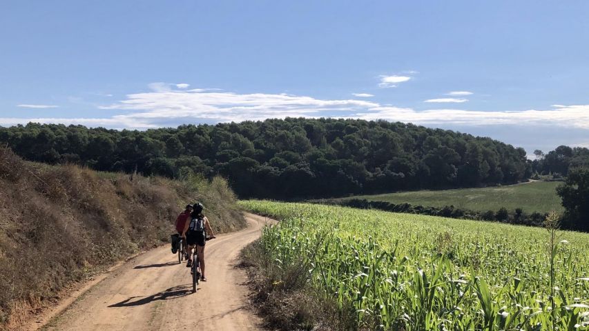 Dues persones circulant al costat de zona de camps