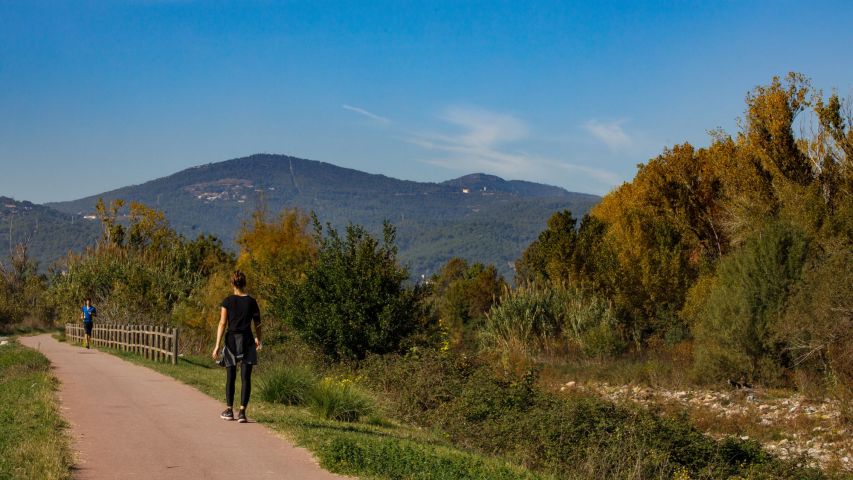 Camí de bici i paisatge de muntanya al fons