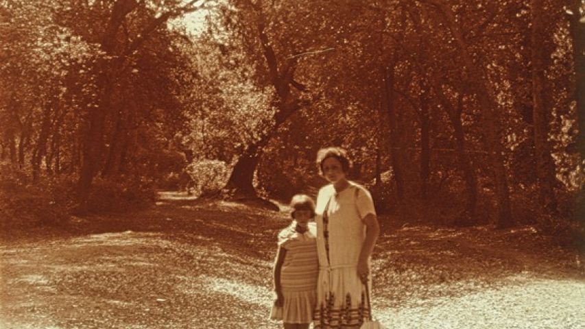 Dues estiuejants al bosc del Malhivern, entre 1922 i 1924. Fons Joan Pedret, Centre de Documentació Històrica de la Garriga